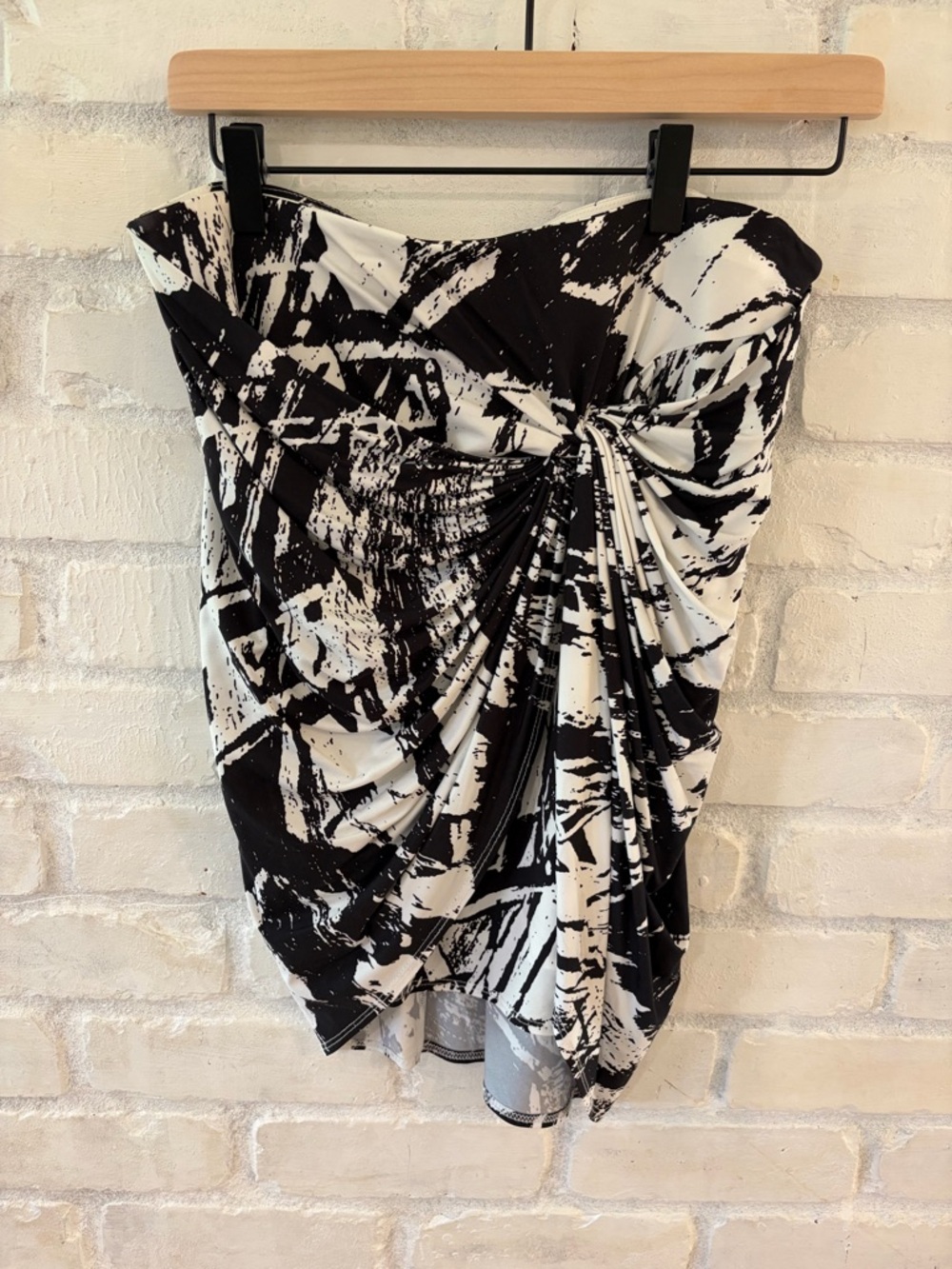 Helmut Lang Black and White Abstract Mini Skirt
(B6)